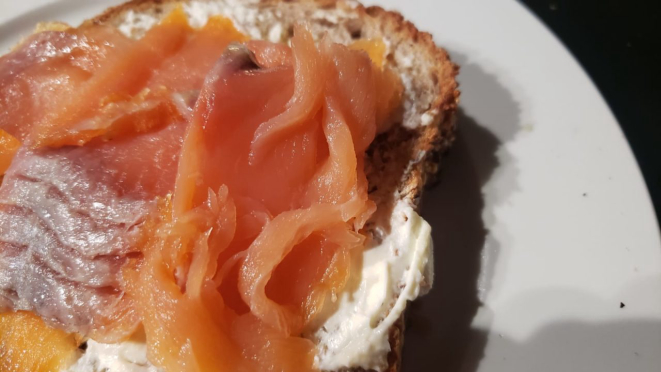 Gravlax e outros preparos com salmão são comuns na mesa do norueguês. País é importante produtor mundial do pescado.