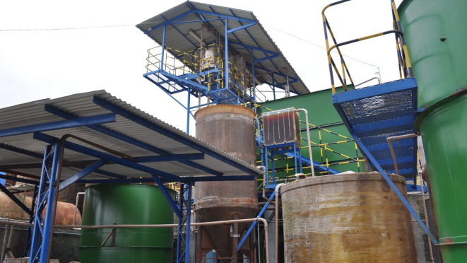 Empresa de reciclagem de óleo processa o descarte de 4 mil empresas do Paraná.