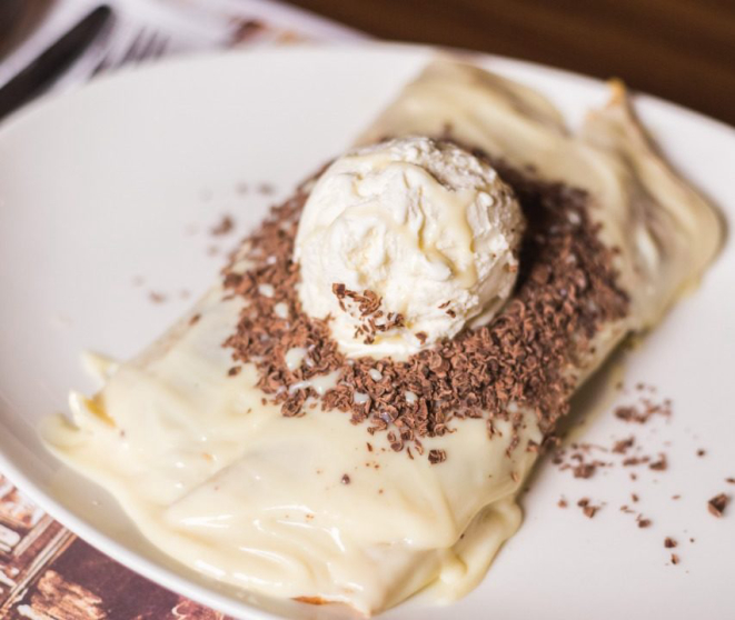 Crepe Neymar: sobremesa tem recheio de chocolate e sorvete como acompanhamento.
