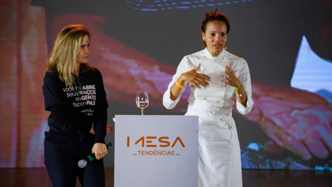 A brasileira Alessandra Montagne, na foto ao lado da jornalista Mariella Lazaretti: três restaurantes em Paris e a primeira mulher negra estrangeira a ser capa em uma revista francesa.