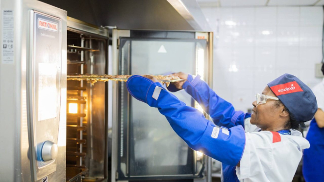Fornos de convecção elétricos são usados para o preparo da maior parte dos alimentos.