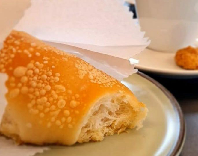 Salt Pan: primo do pão francês tem casquinha levemente crocante e gota de manteiga no miolo.