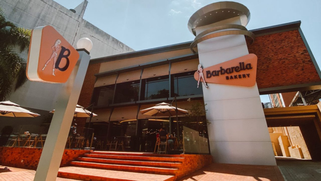 Barbarella Bakery em Curitiba: Heroína futurista é símbolo da padaria que resgata panificação do passado.