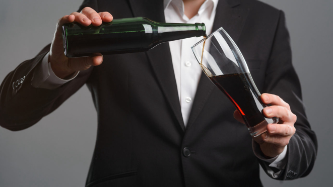 A cerveja deve ser servida na diagonal para que forme pouca espuma.