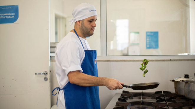 Serviço de Nutrição e Dietética do Hospital Erasto Gaertner conta com uma área com equipamentos modernos e equipe treinada para oferecer o melhor preparo dos alimentos. São três mil refeições por dia.