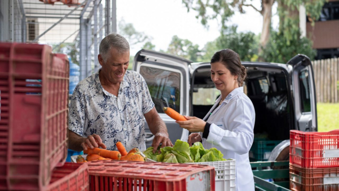 A nutricionista Marina Lopes comanda a área de nutrição do Hospital Erasto Gaertner. Preocupação com o alimento vai da seleção ao preparo correto.