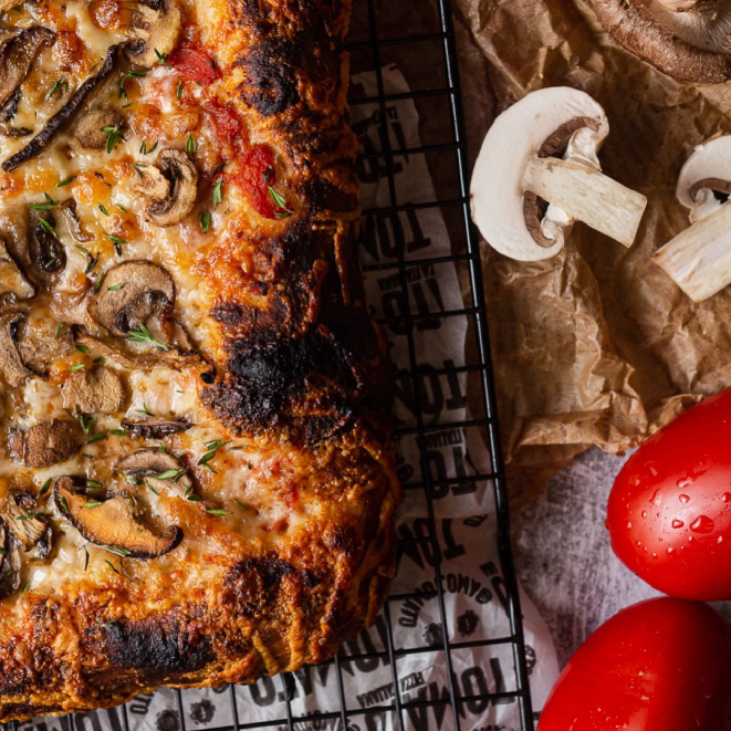 Pizzaria Tomato fica na região central de Curitiba e serve pizzas inteiras ou em pedaçis no formato retangular.