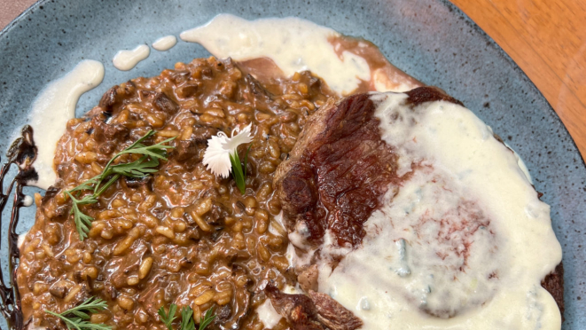 Ancho com risoto funghi é uma das opções do menu completo do restaurante Jardim Secreto.