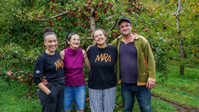 Produtores de maçã na Serra Catarinense com parte da equipe da expedição do Mapa da Cultura Alimentar: última parada da viagem.