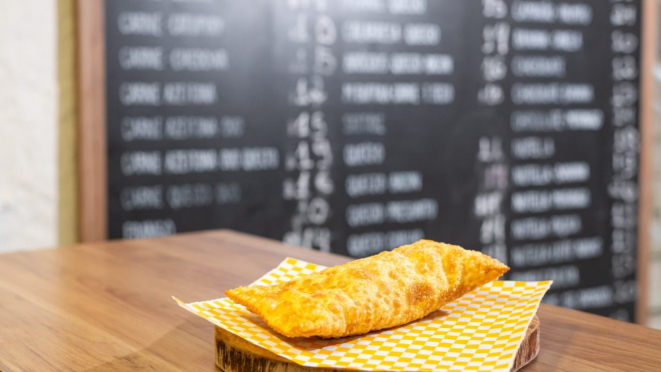 Pastel da Pastelaria Curitiba: chocomora e outras combinações.