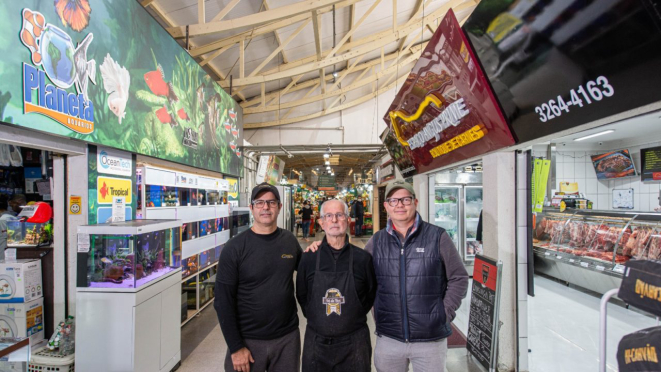 (da esq. para a dir.) Dielson, Almir e Cleverson: gerações no Mercado Municipal de Curitiba.