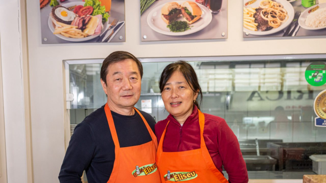 Eliseu e a esposa Sueli: Há gerações, banca é famosa pelos bolinhos de carne e pratos-feitos.