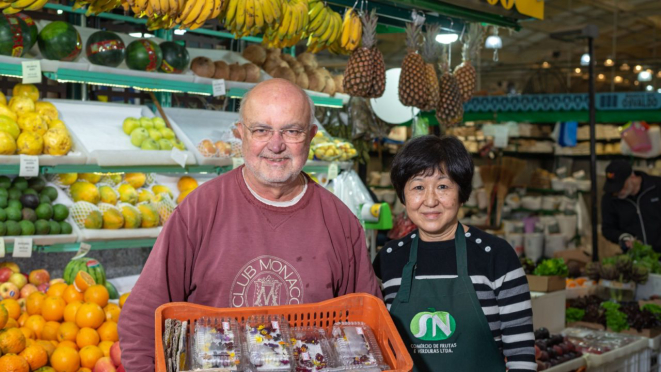 Luiz Augusto Xavier e Sid: flores, frutas e legumes especiais na barraca multicolorida.