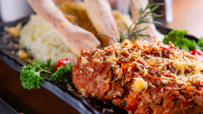 Ragu de costela defumada com arroz quatro queijos e pão crocante, do Brazero Garcia.
