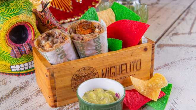 Burrito de tiras de carne com camarões grelhados, guacamole, tortilla de trigo e queijo muçarela, acompanhado de molho sour cream, do Miguelito - do México ao Brasil.