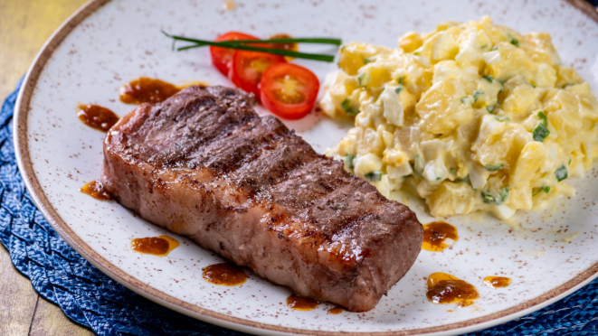 Paleta de cordeiro com maionese de mandioca, do Siga La Vaca.