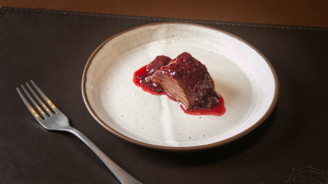 O Chiwawa traz torta trufada de chocolate com calda de frutas vermelhas.