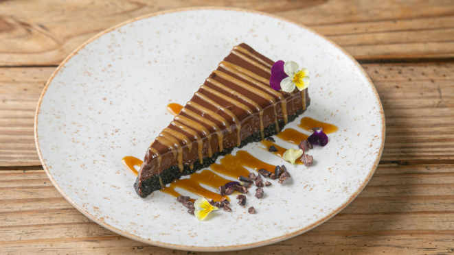 Cacau negro com café especial, recheio de ganache funcional com chocolate 70% e caramelo salgado do Eat Kitchen, que também tem outra opção de sobremesa com chocolate no cardápio.