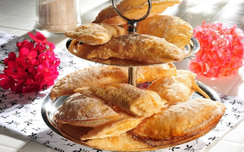 Pastel recheado com arroz de doce de leite