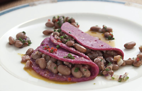 Panqueca de beterraba com feijão rosinha