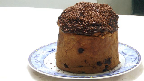 Aprenda a fazer um panetone recheado com sorvete