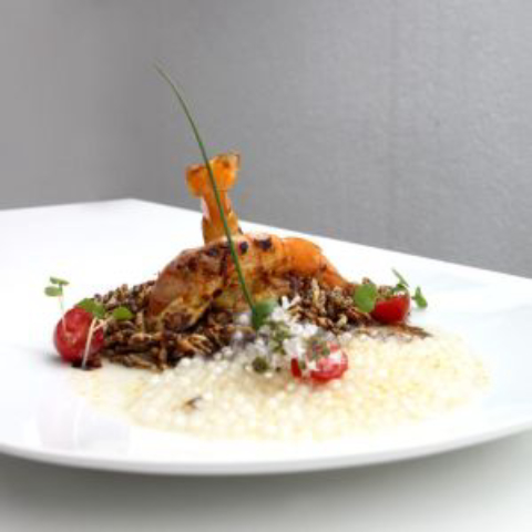 Camarão com arroz negro e tapioca