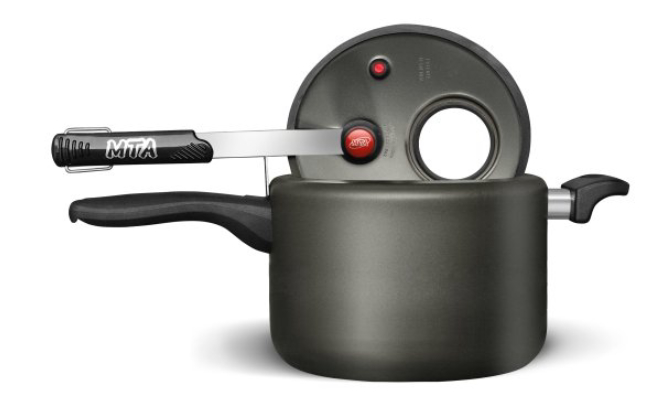 O modelo de 7 litros da MTA tem visor de vidro inquebrável. É antiaderente, tem cinco camadas e duas válvulas de segurança. No Walmart por R$ 159,90. Foto: Divulgação