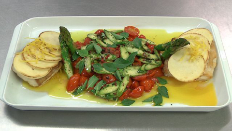 Peixe namorado com pupunha e legumes