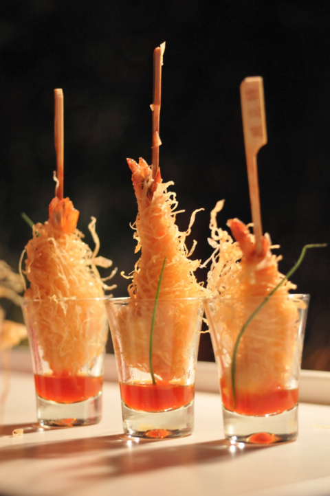 Camarão com kataifi e molho de pitanga