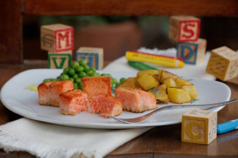 Cubos de salmão com batata assada
