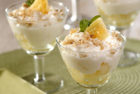 Taça tropical de manjar com farofa