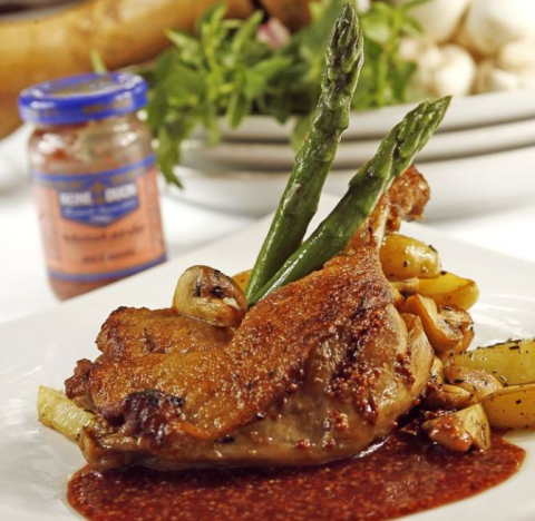 Pato confit ao molho de mostarda com cassis e legumes dourados