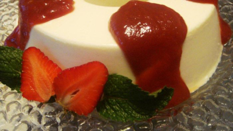 Torta mousse de queijo com calda de goiabada