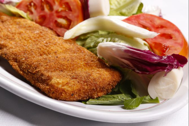 Peixe à milanesa do restaurante Mangiare Felice. Foto: Daniel Derevecki/Gazeta do Povo
