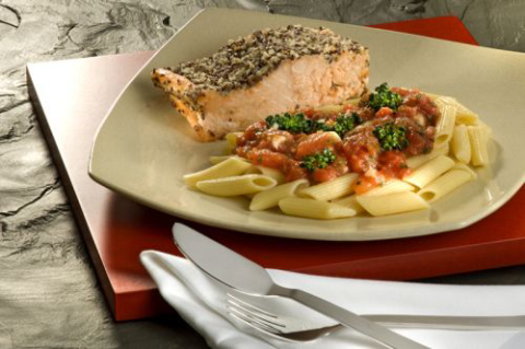 Penne com salmão, castanha e linhaça