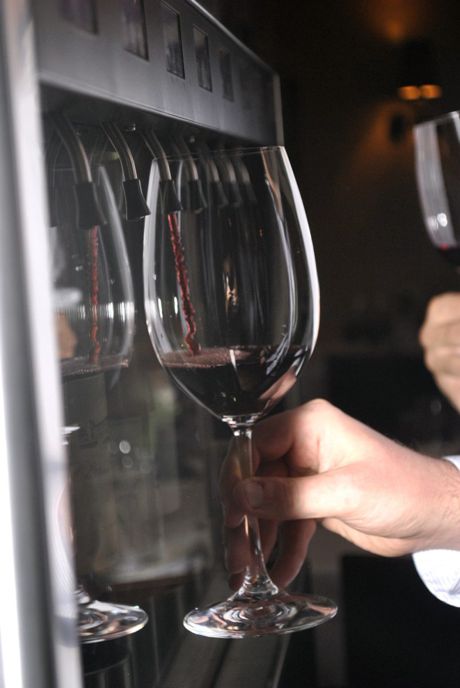 Para que o vinho não entre em contato com o oxigênio, a máquina injeta gás argônio alimentar ou nitrogênio para preencher o espaço vazio. Foto: Divulgação.