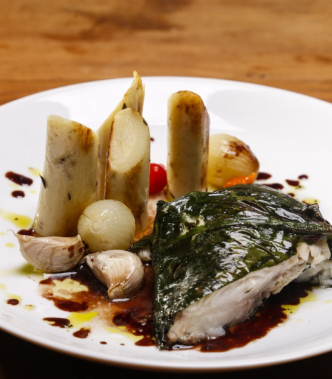 Filé de peixe no envelope de taioba com pupunha grelhada