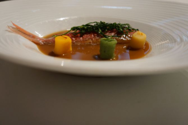 Um clássico do El Celler de Can Roca: salmonete (peixe) recheado com seu fígado e erva-doce, acompanhado de nhoque de ervas, batata e açafrão. Foto: Divulgação