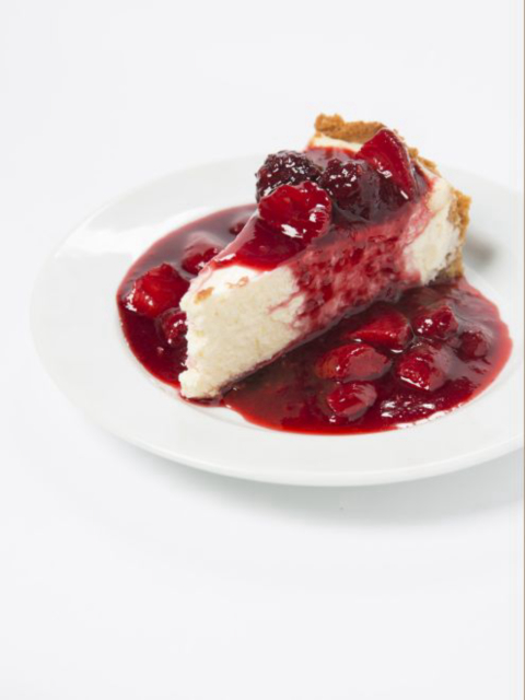 Cheesecake com calda de frutas vermelhas