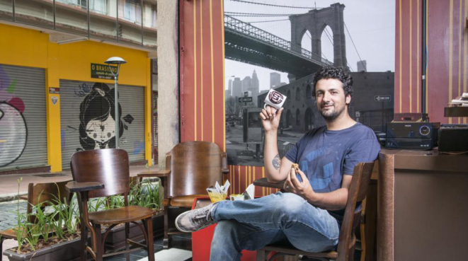Proprietário do Brooklyn Coffee Shop Daniel Schmitt. Foto: Letícia Akemi/Gazeta do Povo