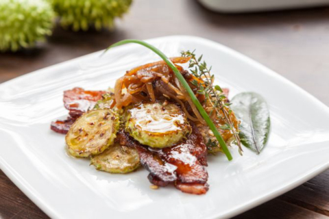 Salteado de maxixe com bacon