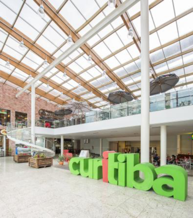A praça de convivência, com entrada pela Av. Sete de Setembro, é o espaço caçula do Mercado. Foto:Letícia Akemi/Gazeta do Povo