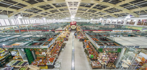Os corredores do cinquentão Mercado Municipal