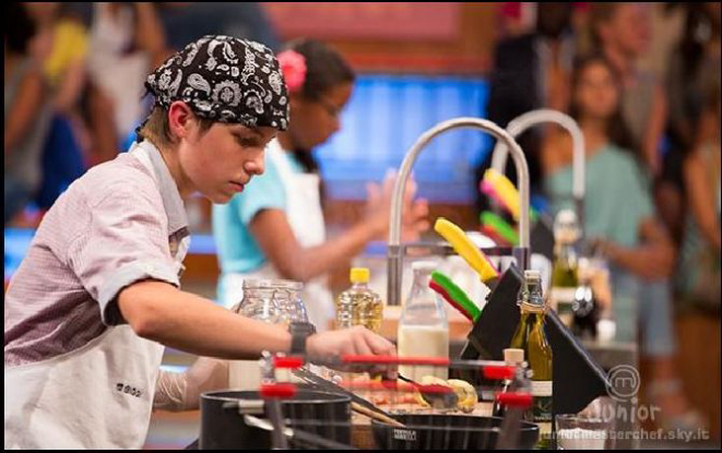 O curitibano Yuri durante a elaboração da sua receita: frango com especiarias. Foto: Divulgação.