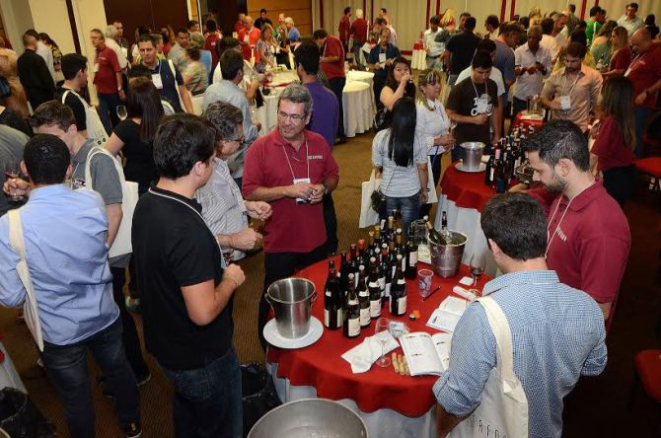 Profissionais do setor participaram de mesas de degustação e palestras sobre vinhos, cervejas, espumantes e destilados. Foto: Divulgação.