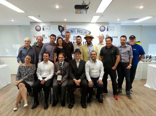 Sentados, da esquerda para direita, a 5º colocada, Rosária Pacheco; 4ª colocado, Alexandre Bazzo; 1º colocado, Alexander Moraes; 3º colocado, Luís Celso Jr.; e o 2º colocado, Fabio Santos. Ao fundo, de pé, os jurados e organizadores do concurso. Foto: Divulgação