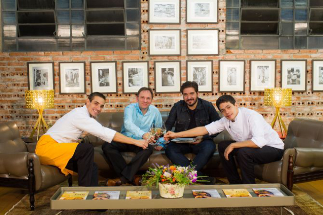 Chef Guzela com Fabio Machado, da Electrolux, o cantor Rodrigo Castellani e o chef Lênin Palhano.<br>Foto: Brunno Covello/ Gazeta do Povo