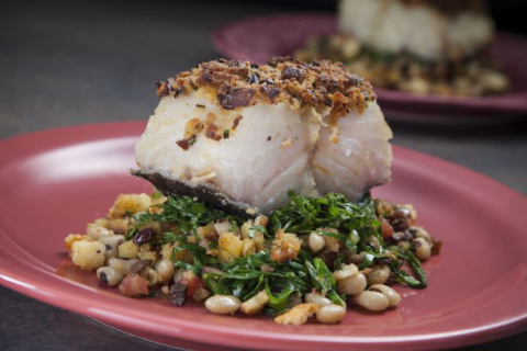 Lombo de bacalhau com crosta de broa de milho e migas