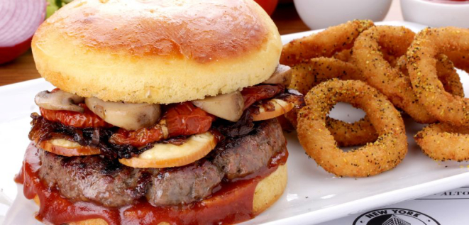 Umami burger do New York Café é feito com carne Angus. Foto: Guilherme Alves / Divulgação