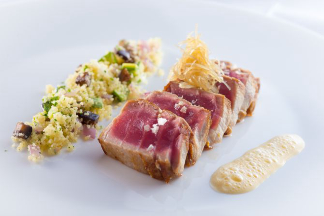 Atum selado com cuscuz mediterrâneo, gengibre caramelizado e molho levemente picante. Foto: Divulgação